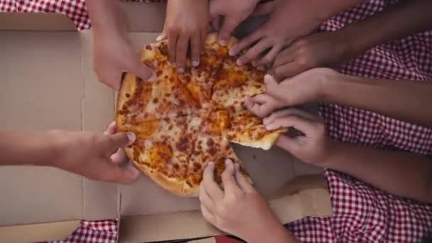Верхний Вид Детских Рук Берет Ломтики Пиццы Сыром Томатным Соусом — стоковое видео