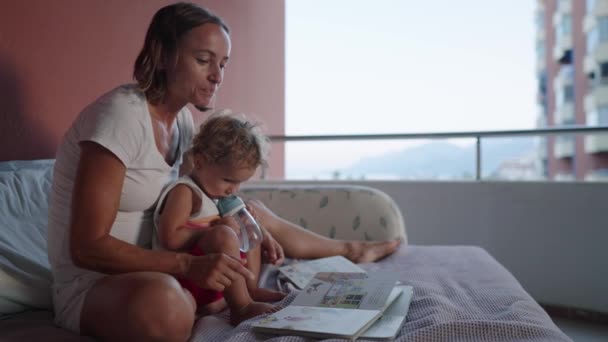 Счастливая Семья Мать Сын Читают Книгу Вечером Дома — стоковое видео