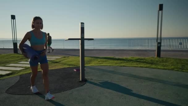 Mujer Caucásica Joven Rodando Estera Yoga Púrpura Alfombra Fitness Prepararse — Vídeos de Stock