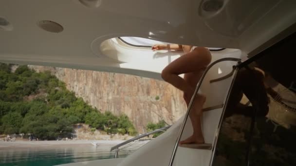 Beautiful Woman Wearing Straw Hat White Bikini Yacht Enjoys Journey — Wideo stockowe