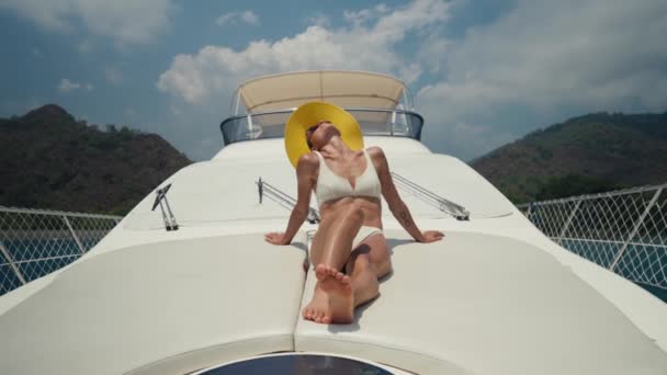 Beautiful Woman Wearing Straw Hat White Bikini Yacht Enjoys Journey — Stockvideo