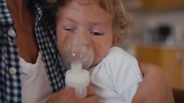Baby Boy Breathes Inhaler Nebulizer While Sitting His Mothers Arms — Stock videók