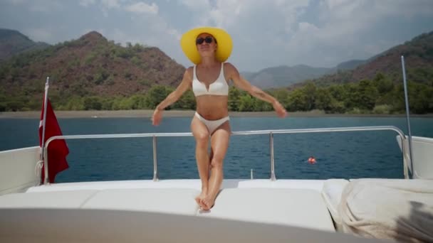 Beautiful Woman Wearing Straw Hat White Bikini Yacht Enjoys Journey — Stockvideo