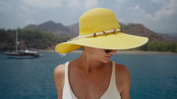 Beautiful Woman Wearing Straw Hat White Bikini Yacht Enjoys Journey — Video