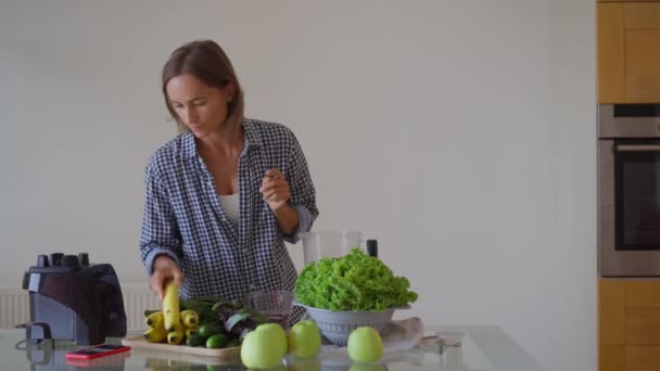 Щаслива Біла Жінка Використовує Блендер Готуючи Смужку Кухні Здоровий Спосіб — стокове відео