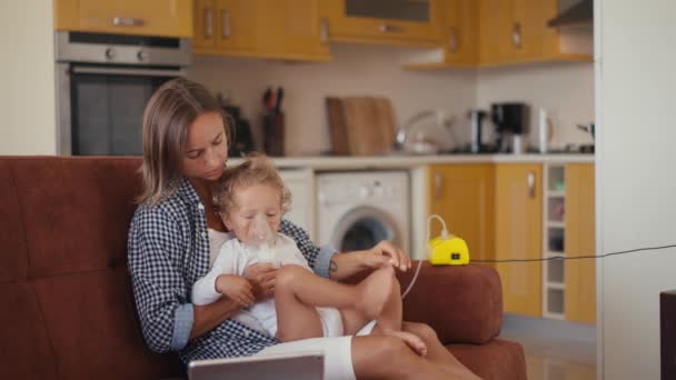 Baby Boy Breathes Inhaler Nebulizer While Sitting His Mothers Arms — Vídeos de Stock