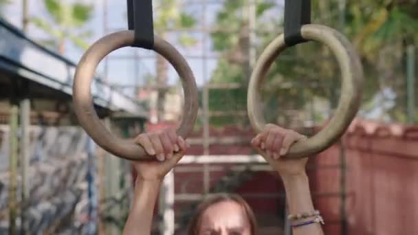 Healthy Woman Training Gymnastics Exercise Using Rings Enjoying Intense Fitness — Vídeos de Stock