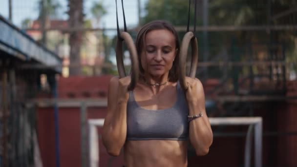 Здорова Жінка Тренує Гімнастику Допомогою Кілець Які Насолоджуються Інтенсивним Тренуванням — стокове відео