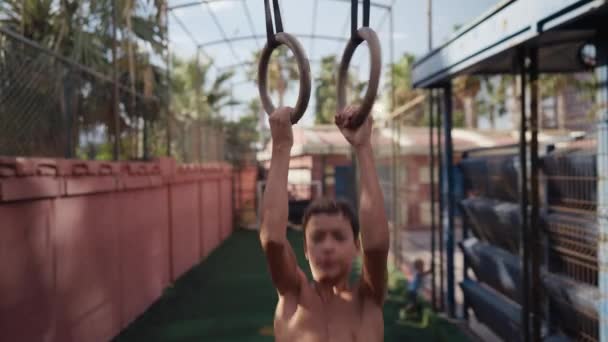 Молодий Атлетичний Хлопчик Займається Фізичними Вправами Гімнастичних Кільцях Вулиці Молодий — стокове відео