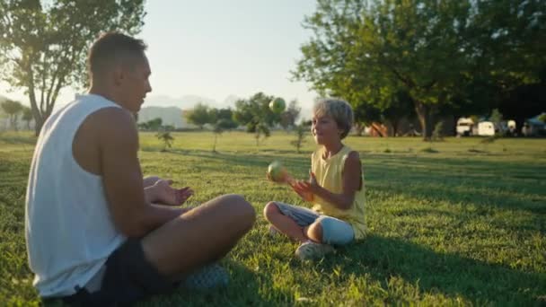 Family Leisure People Concept Happy Father Juggling Apples Son Learning — Vídeo de Stock