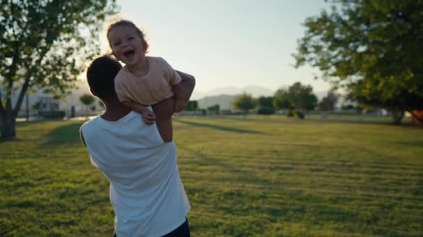 Szczęśliwe Dziecko Ojciec Syn Zabawy Trzymając Ręce Sunse — Wideo stockowe