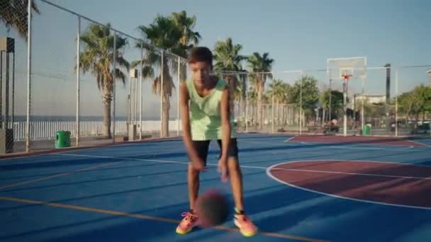 Молодий Білий Хлопчик Баскетболіст Дриблінг Практикує Навички Роботи Ячем Корті — стокове відео