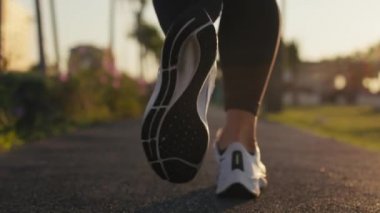 Yaz aylarında deniz kenarında koşan atletik bir kadının dikiz aynasından. Yüksek kalite 4k görüntü