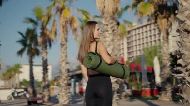 Fit Woman Yoga Mat Going Training Caucasian Woman Walking Beach — 비디오