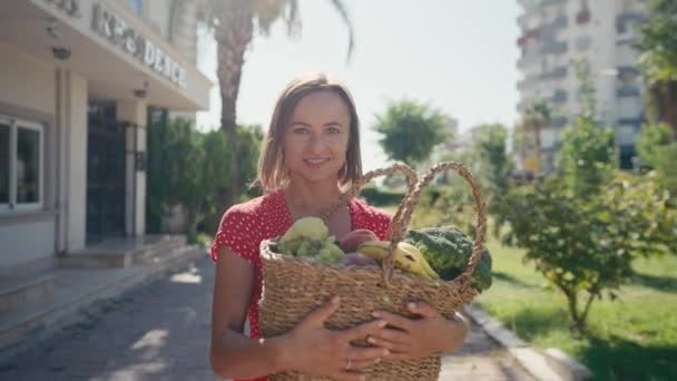 Szczęśliwa Młoda Kaukaska Kobieta Trzyma Koszyk Świeżymi Biologicznymi Warzywami Uśmiecha — Wideo stockowe