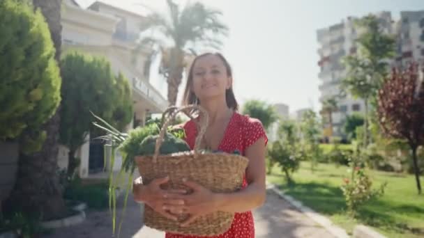 Jovem Caucasiana Feliz Está Segurando Uma Cesta Com Vegetais Frescos — Vídeo de Stock