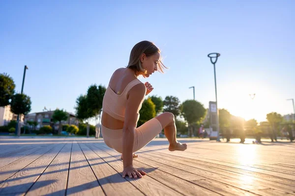 Young Woman Doing Exercise Outdoor Animal Flow Innovative Movement Young — Zdjęcie stockowe