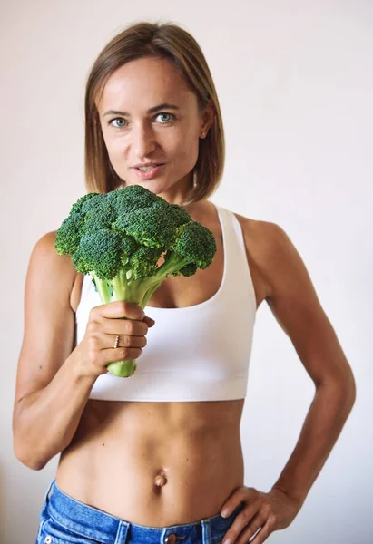 Giovane Donna Vestita Shirt Bianca Che Mostra Con Broccoli Foto — Foto Stock