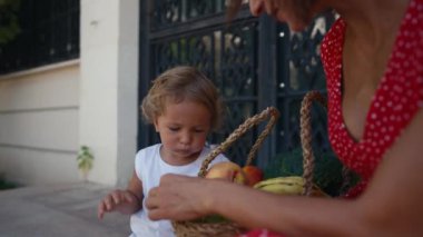 Anne ve oğlu çiftçi pazarından bir sepet meyve ve sebzeyle geldiler.. 