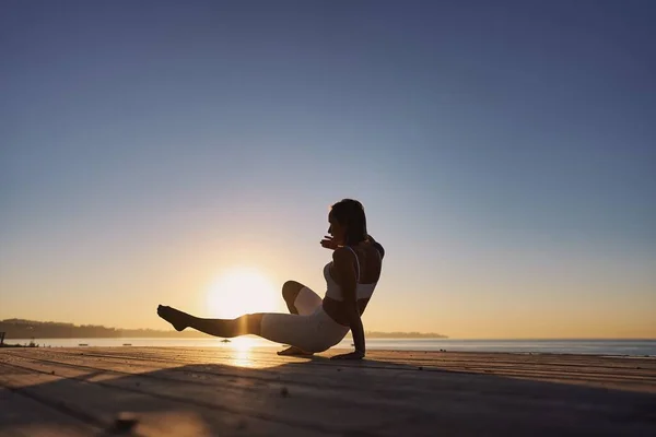Silhouette Νεαρή Γυναίκα Εξάσκηση Γιόγκα Στην Παραλία Καυκάσιος Κορίτσι Γυμνάζεται — Φωτογραφία Αρχείου