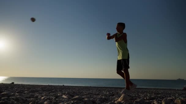 Jongensbokser Traint Morgens Het Strand Met Een Steen Jongen Gooit — Stockvideo