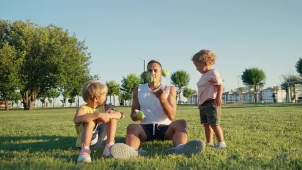 Happy Father Juggling Green Apples Park His Kids High Quality — Vídeo de Stock