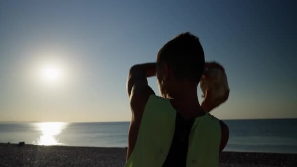 Ung Pojke Boxare Tränar Morgonen Stranden Med Sten Pojken Kastar — Stockvideo