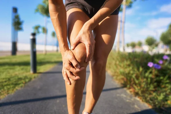 Lesiones Lesiones Deportivas Rodilla Mujer Mujer Joven Con Rodilla Pierna Fotos de stock