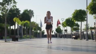 Bir kaçak bir Runner parkta bir diz yaralanması.