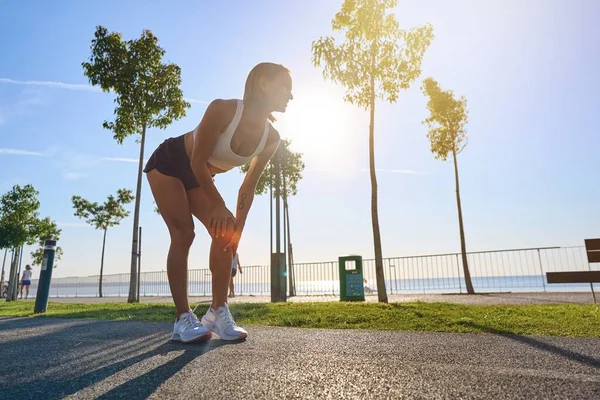 Lesioni Sport Corsa Infortunio Ginocchio Sulla Donna Giovane Donna Con — Foto Stock