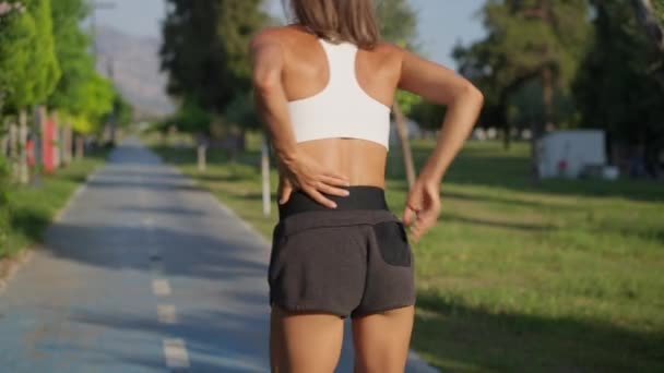 Koşu Yapan Kadın Koşu Sırasında Sırt Ağrısı Çekiyor Arkanı Kolla — Stok video