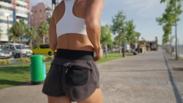 Joggen Vrouw Ervaart Pijn Onderrug Tijdens Een Run Pas Goed — Stockvideo