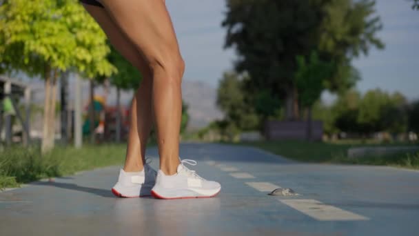 Genç Sporcu Kadın Egzersiz Sırasında Acı Çekiyor Veya Sakatlanıyor Koşu — Stok video