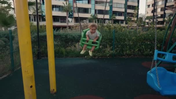 Liten Pojke Leker Swing Trädgården Landet Glad Pojke Gång Sakta — Stockvideo