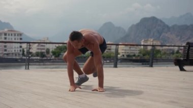Spor, fitness ve sağlıklı yaşam tarzı konsepti. Beyaz adamın evde karın egzersizi yapması. Evde temel eğitim