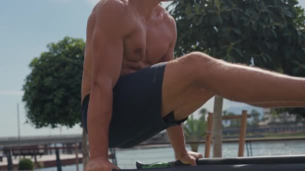 Hombre Flexionando Abdominales Barras Paralelas Gimnasio Trabajando Núcleo Tiro Cuerpo — Vídeo de stock