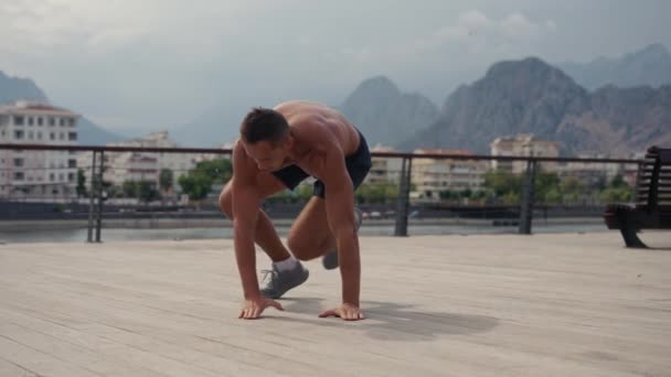 スポーツ フィットネス 健康的なライフスタイルのコンセプト 白人男性は自宅で腹部運動をしています 自宅でのコアトレーニング — ストック動画