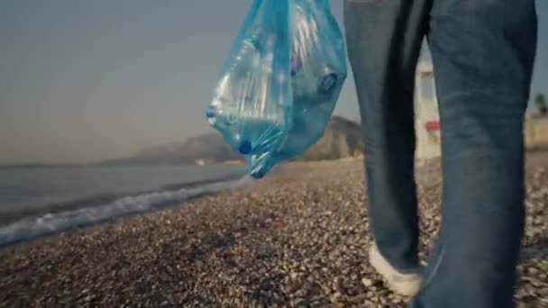 Mujer Adulta Joven Recogiendo Algunas Botellas Plástico Abandonadas Playa Mujeres — Vídeos de Stock