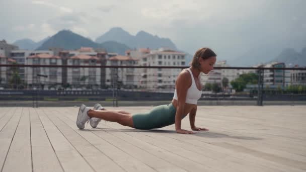 Een Volwassen Vrouw Die Yoga Oefeningen Doet Natuur Haar Rug — Stockvideo