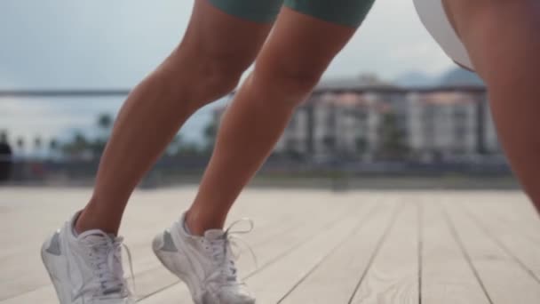 Eine Erwachsene Frau Macht Yoga Übungen Der Natur Und Wärmt — Stockvideo