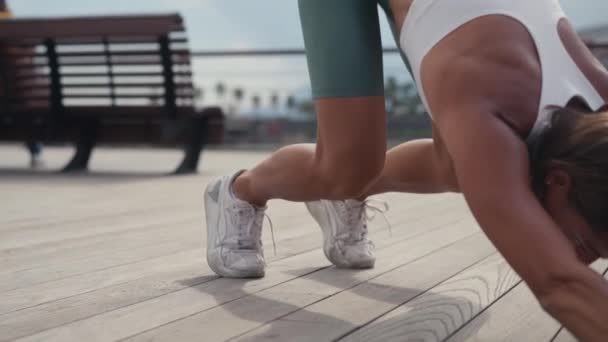 Una Mujer Adulta Haciendo Ejercicios Yoga Sobre Naturaleza Calentando Espalda — Vídeos de Stock