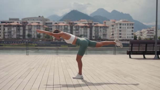 Wanita Muda Melakukan Latihan Keseimbangan Dan Stretching Olahraga Yoga Sportswear — Stok Video