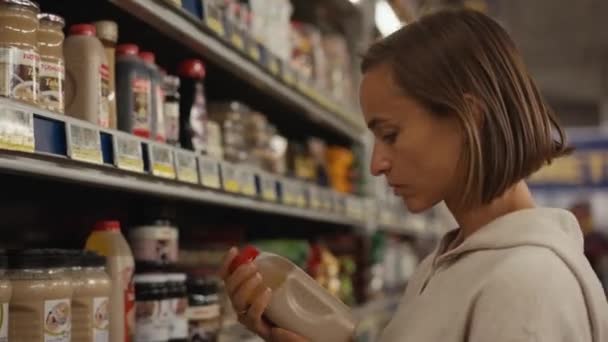 Dívka Kterou Kupující Vybírá Výrobky Regálech Supermarketu Kupující Zkoumá Výrobek — Stock video