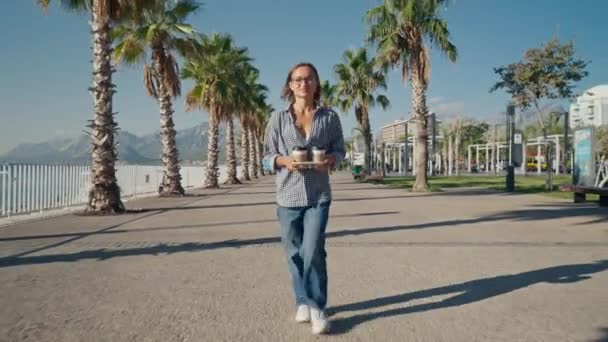 Tânără Caucaziană Două Cești Cafea Zâmbind Mergând Malul Mării Elegant — Videoclip de stoc
