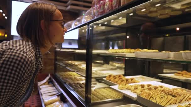 Junge Frau Wählt Kuchen Gibt Verschiedene Desserts Kühlschrank Der Kunde — Stockvideo