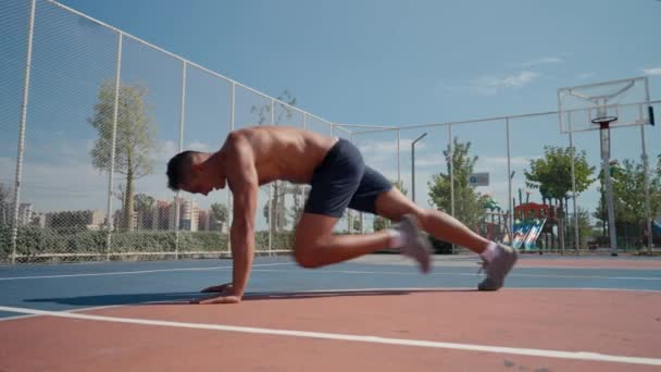 Sport Fitness Gezonde Levensstijl Concept Kaukasische Man Maakt Buikoefeningen Thuis — Stockvideo