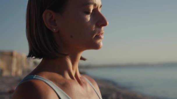 Jeune Femme Caucasienne Body Relaxant Pratiquant Yoga Sur Plage Près — Video