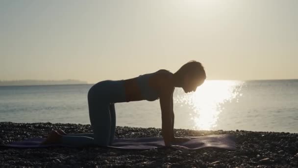 适合妇女早上在海上做腹部肌肉真空运动 — 图库视频影像