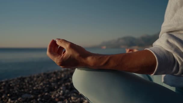 Jeune Femme Caucasienne Body Relaxant Pratiquant Yoga Sur Plage Près — Video