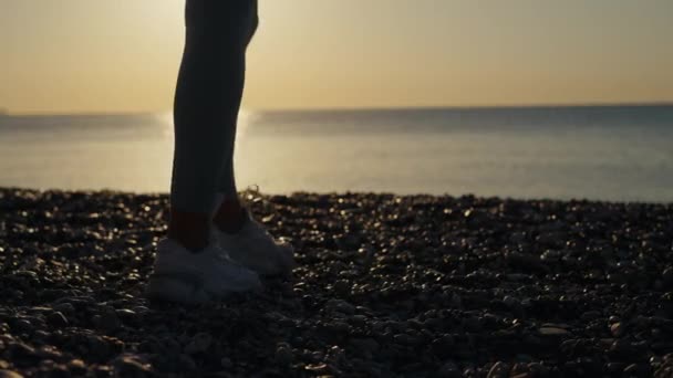 Sahilde Gün Doğumunda Yoga Yapan Bir Kız Kadınlar Gün Doğumunda — Stok video